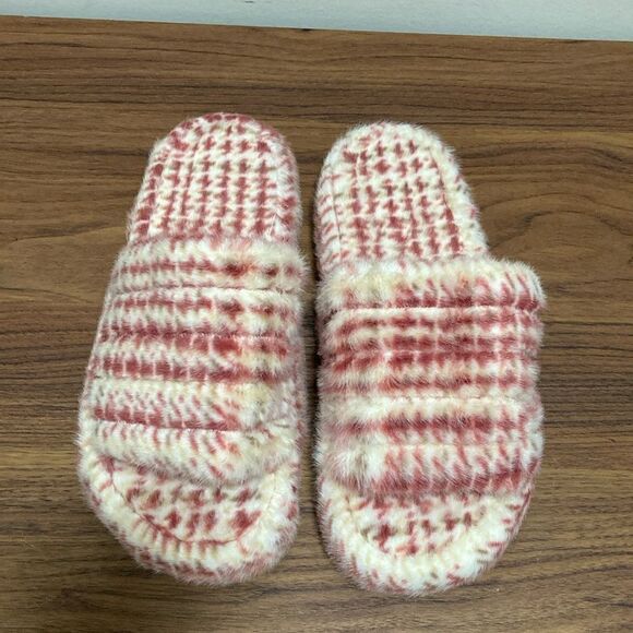 NWOT Women’s Red/Tan/White Houndstooth Faux Fur Slide Slippers. Fits size 7-7.5. - Picture 1 of 4